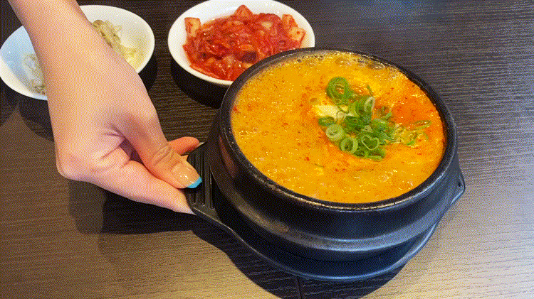 スンドゥブ専門店OKKIIの煮え滾るスンドゥブ