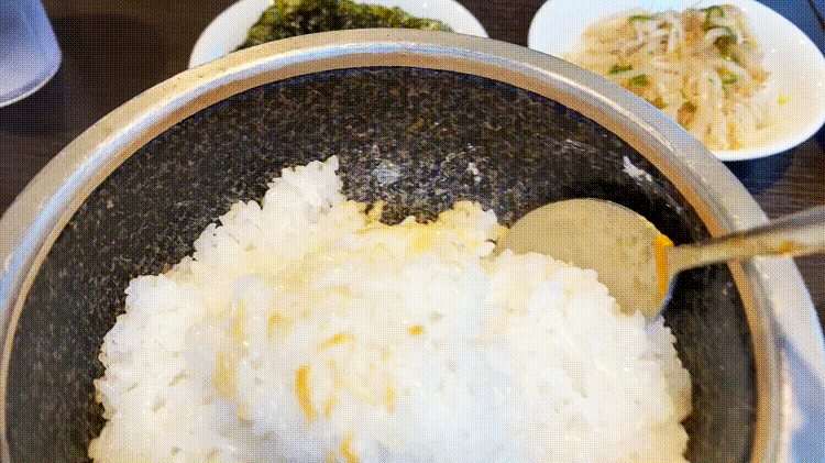 スンドゥブ専門店OKKIIのあつあつのごはん