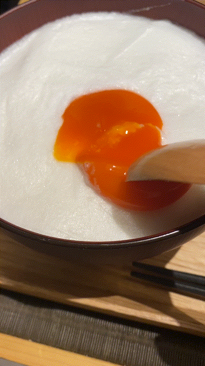 「たまごのおはなし」のメレンゲたまごごはんの黄身を潰す様子
