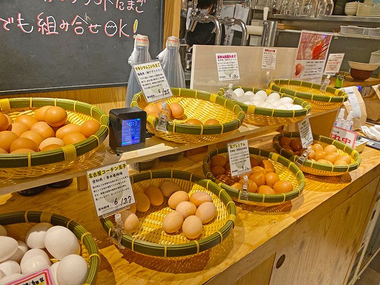 「たまごのおはなし」のカウンター中央に並んだ卵