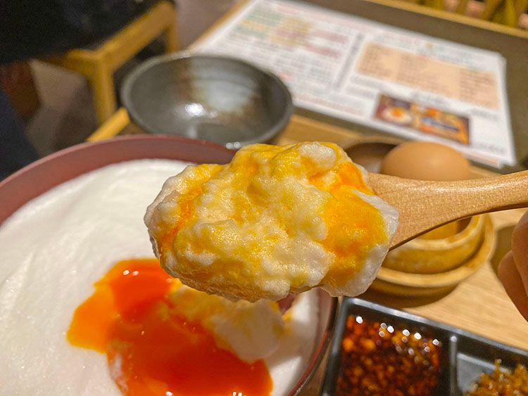 「たまごのおはなし」のメレンゲたまごごはんを掬ったところ