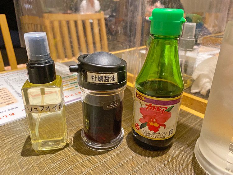 「たまごのおはなし」のテーブルにおいてあるトリュフオイルと醤油2種類
