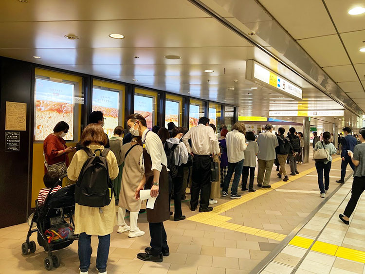 吉祥寺駅の名東のカステラを買うのにできた行列