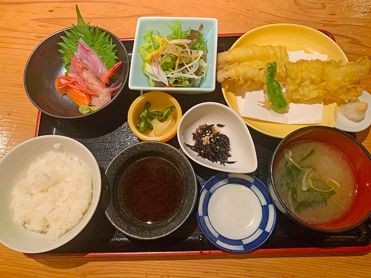 猿蔵のアナゴ一本揚げと地魚刺身定食（1,320円）