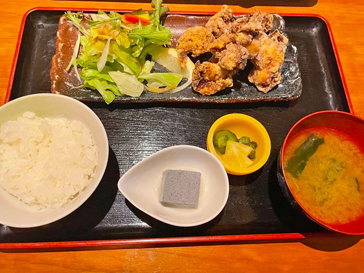 猿蔵のボリューム満点「若鶏の唐揚げ定食」（825円）