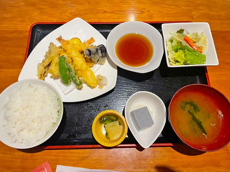 猿蔵の季節の野菜を味わう「天ぷら盛合せ定食」（935円）