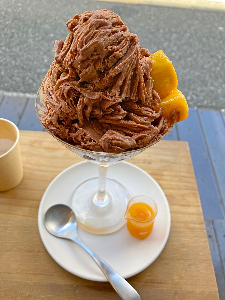 プレスキル・ショコラトリーの凍らせたチョコレートを薄く削って重ね合わせたかき氷