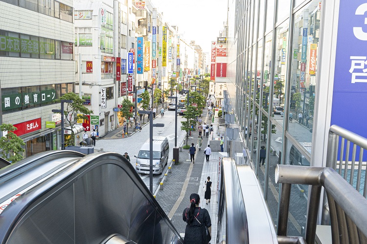 三鷹駅のエスカレーター