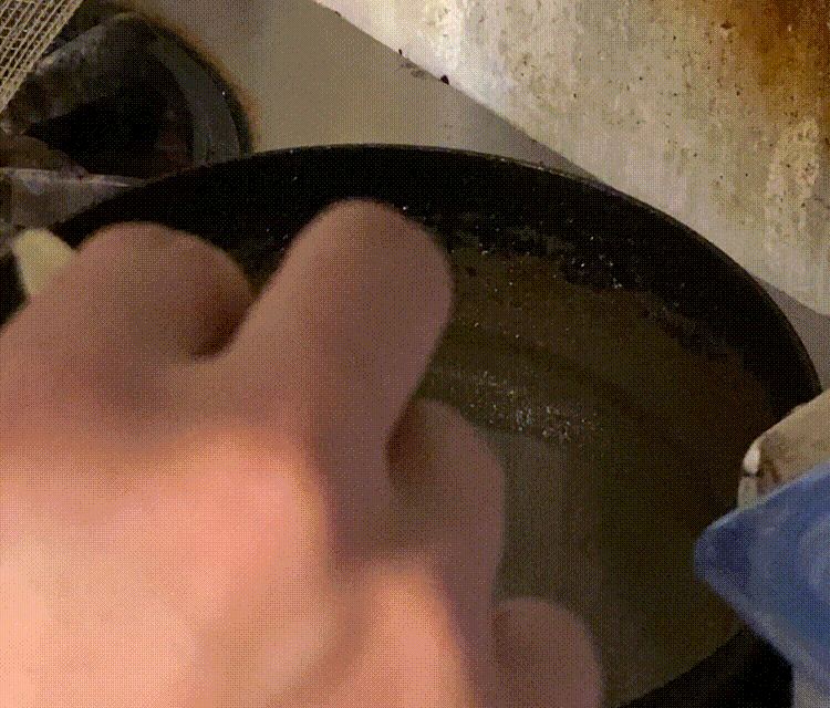 タコスを揚げている