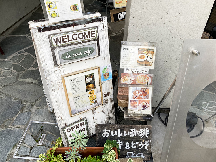 ラ・クール・カフェの看板