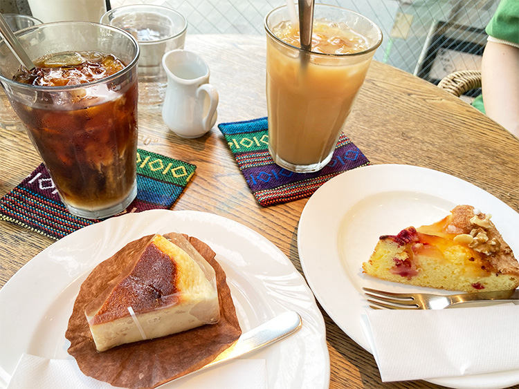 ラ・クール・カフェさんのドリンクとケーキ