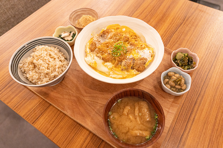 「BOB KITCHEN」のロースカツとじ定食