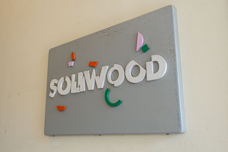 SOLIWOODの看板