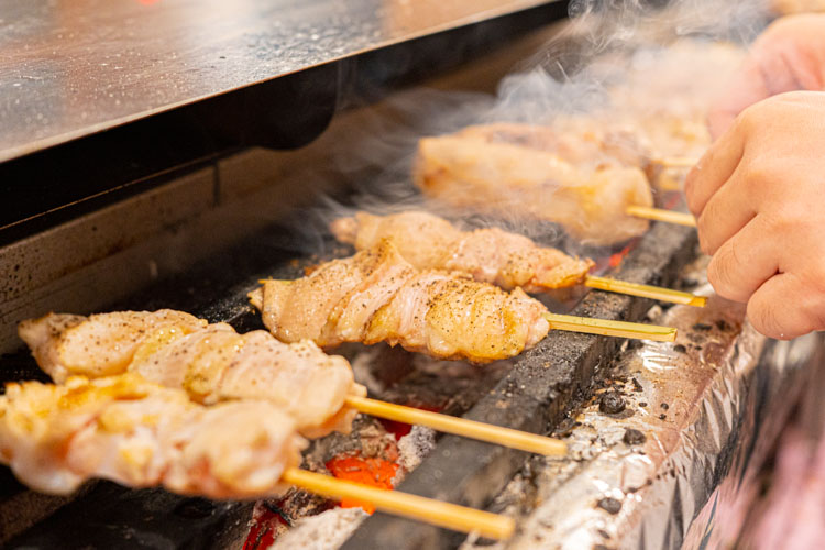 焼き鳥を焼く