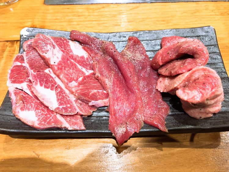 「焼肉JIN TOKYO」のタンの3種盛り合わせ