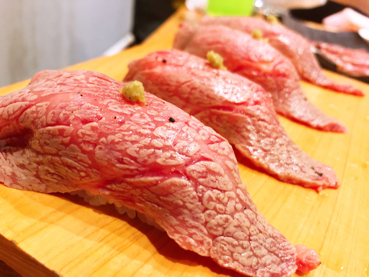 「焼肉JIN TOKYO」の大トロ肉寿司
