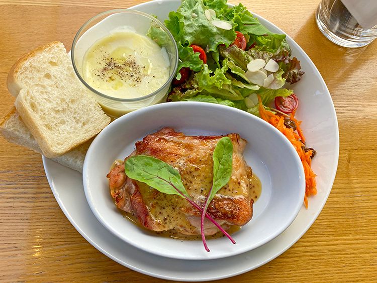 コロモチャヤの鶏もも肉のソテーとサラダ