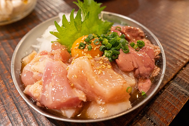 「オモウツボ」の国産赤鶏の生肉盛り