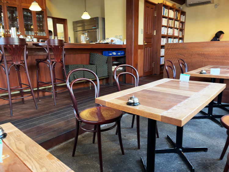 「カフェ デュ クレプスキュール」の店内と本棚