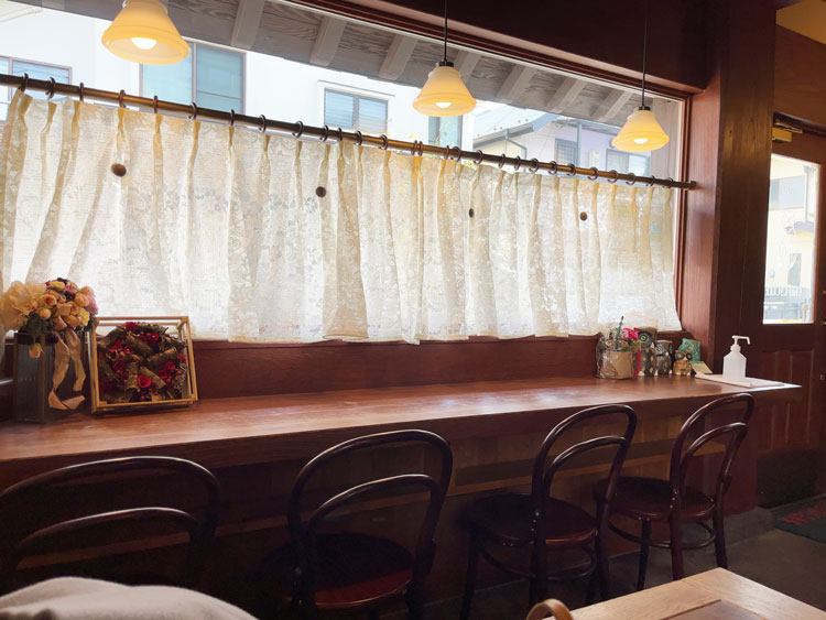 「カフェ デュ クレプスキュール」の店内