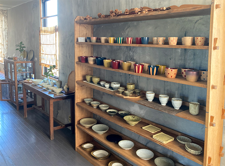 器がたくさん並ぶ「mist∞」の店内