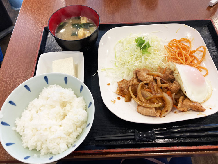 「三好弥」の日替わりサービスランチ（生姜焼定食目玉焼き付）