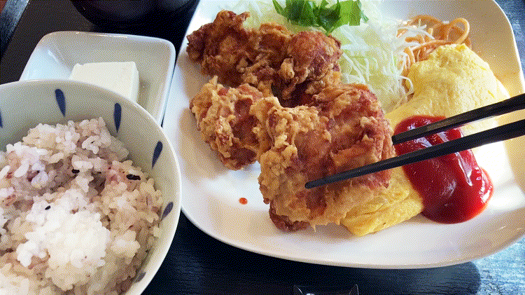 「三好弥」の日替わりサービスランチ（唐揚げ＆オムレツ）