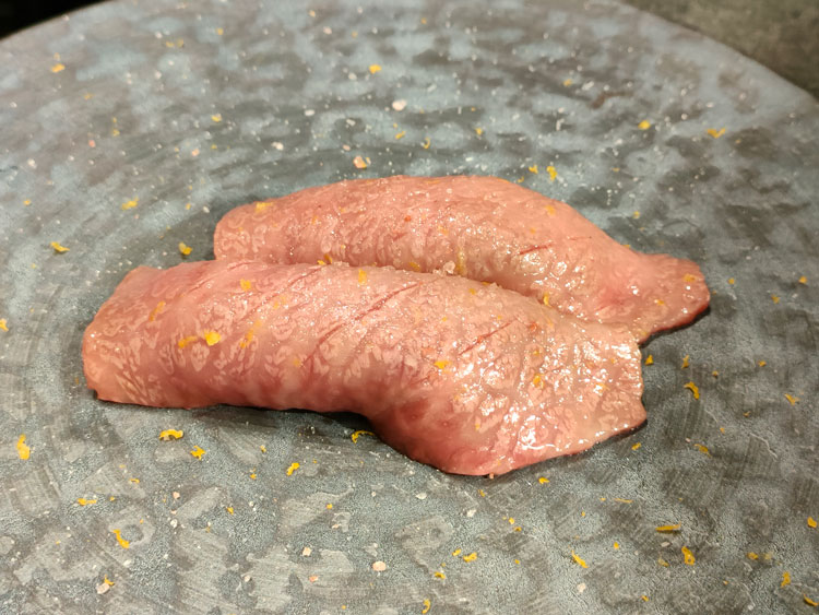 「焼肉バズーカＦ 東中野駅前店」のあぶり握り