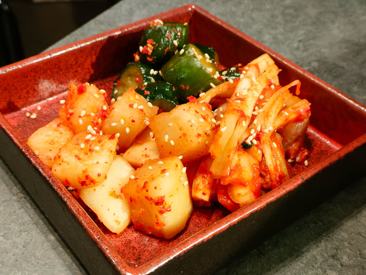 「焼肉バズーカＦ 東中野駅前店」のキムチ盛り