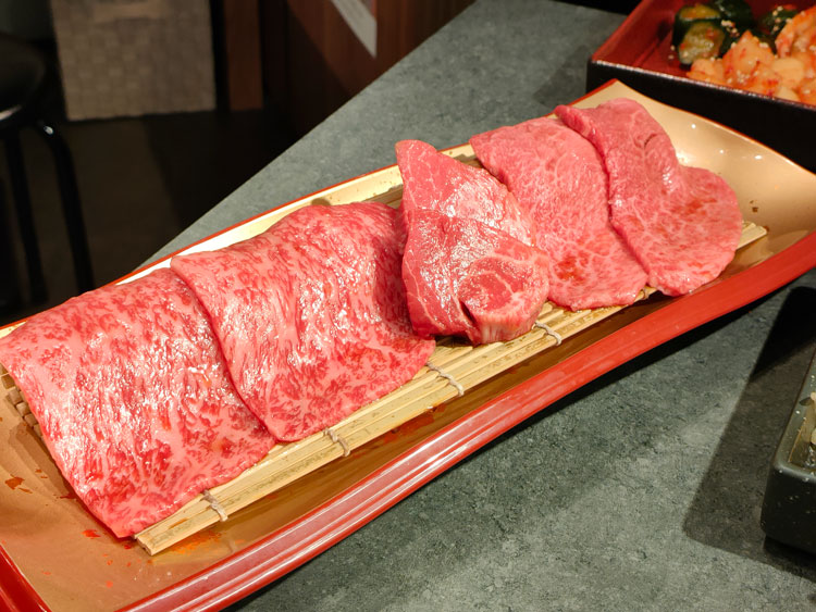 「焼肉バズーカＦ 東中野駅前店」の渾身（こんしん）の赤身3種
