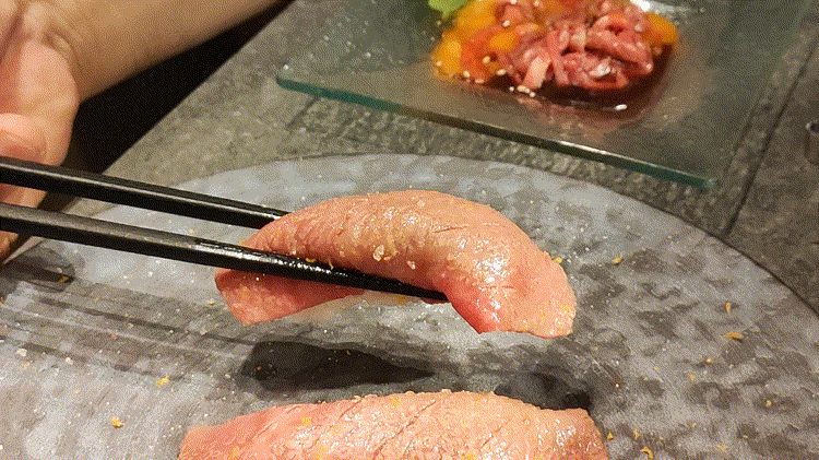「焼肉バズーカＦ 東中野駅前店」のあぶり握り