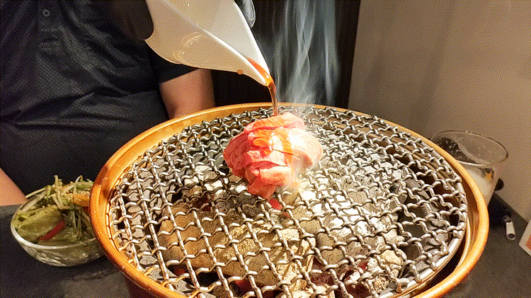 「焼肉バズーカＦ 東中野駅前店」のあぶるユッケ「炭薫」