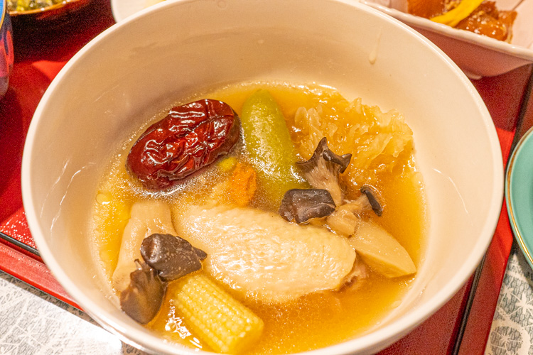 「AniiR」の薬膳スープ