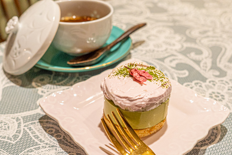 「AniiR」の桜と抹茶のムースケーキ薬菓トッピング