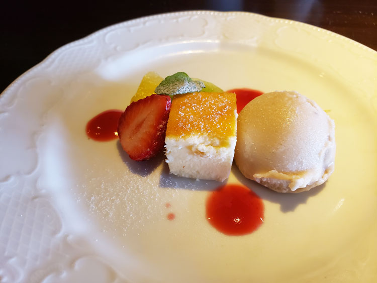 「Bistro ナナカマド」のチーズケーキとバナナアイス