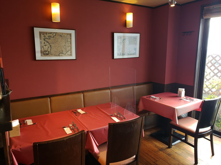 「Bistro ナナカマド」の店内