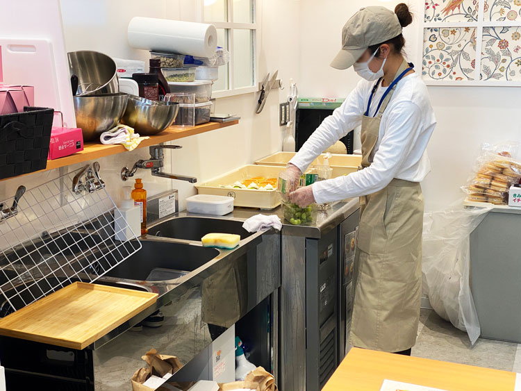 「tartotte（タルトッテ）吉祥寺マルイ店」のタルトを作る様子