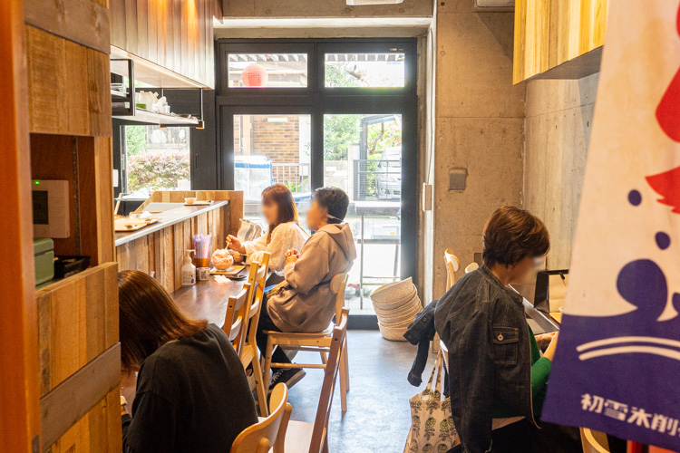 「氷屋ぴぃす」の店内