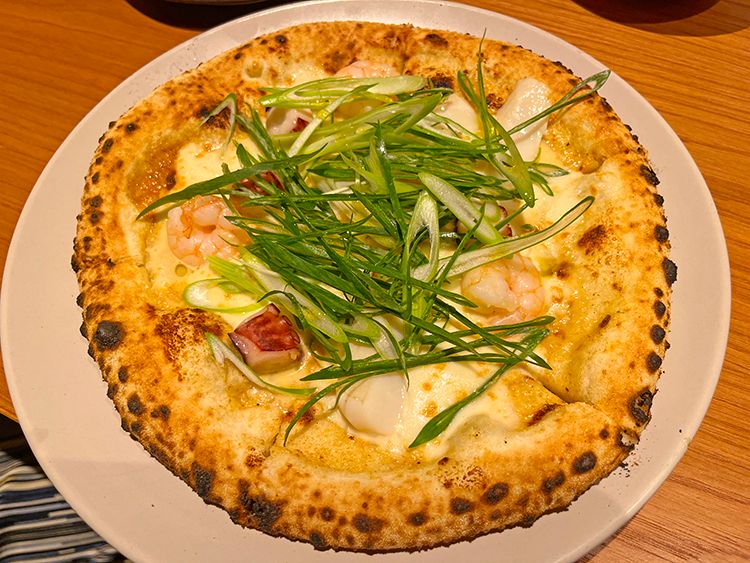 Pizzer Citrabaの ウニクリームと海の幸、九条ネギのピザ