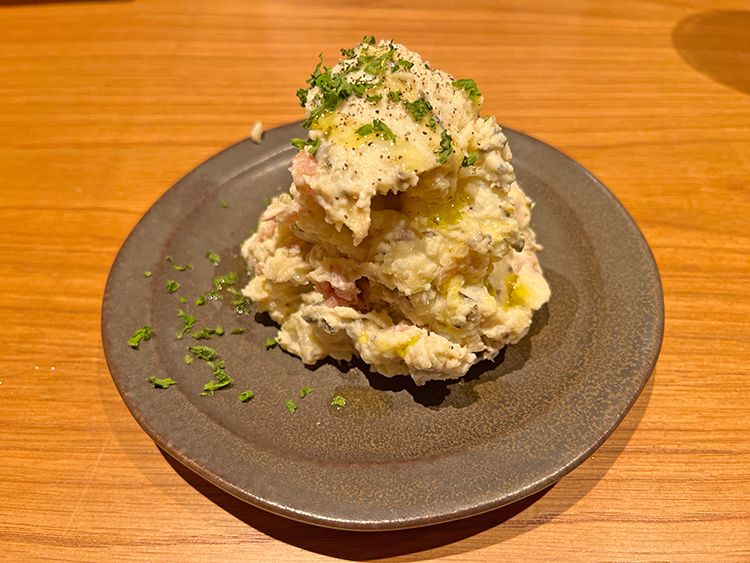 Pizzer Citrabaの生ハムと黒オリーブのポテトサラダ