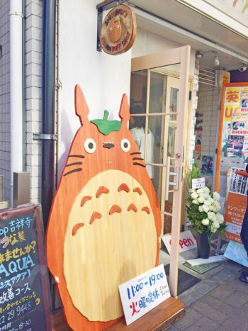 白髭のシュークリーム工房店頭のトトロ