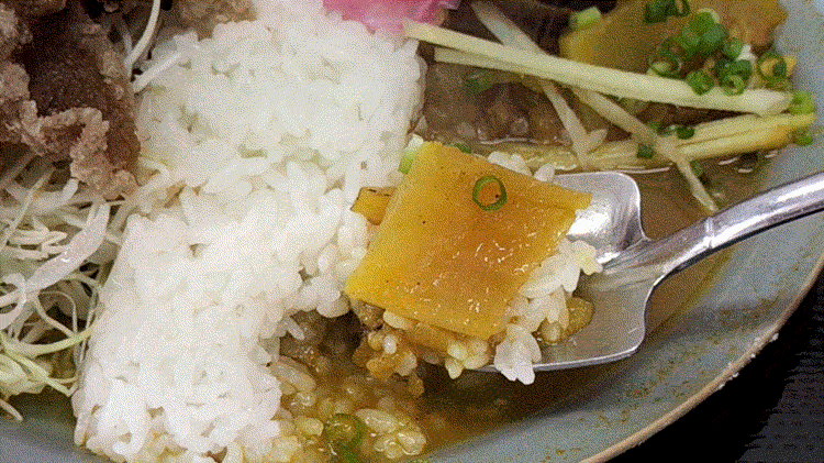 ことぶき食堂のブタカラとスパイスカレーのプレート