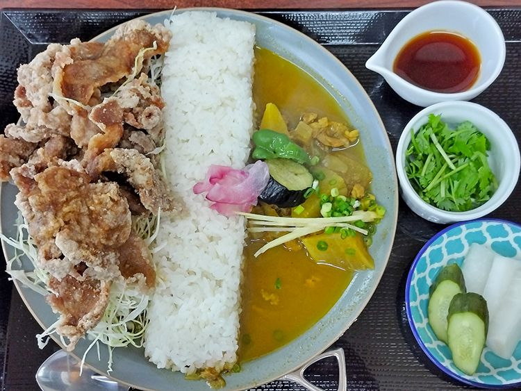 ことぶき食堂のブタカラとスパイスカレーのプレート