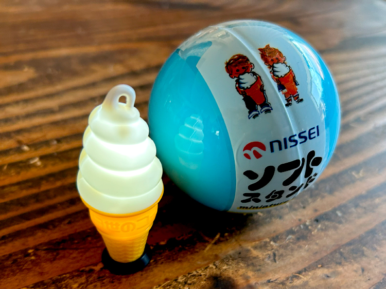 光るソフトクリームのカプセルトイ