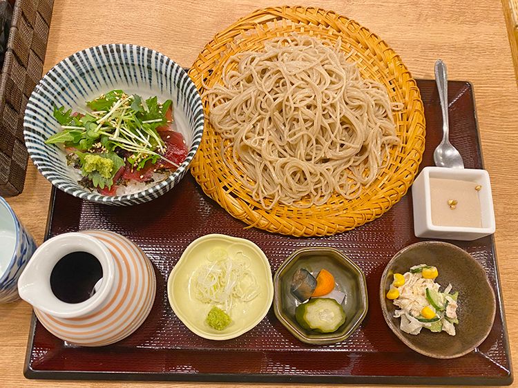 十色のランチマグロ丼セット