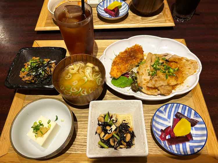 「戎ビアホール 吉祥寺」の豚ロースシャリアピンとサーモンフライ定食