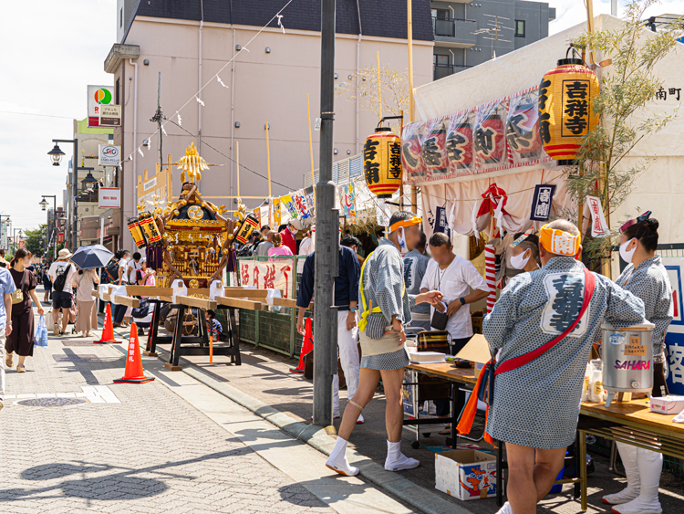吉祥寺駅末広通り自転車駐車場前の吉南祭礼の様子