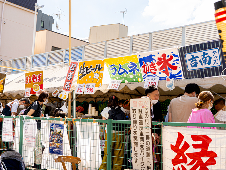 吉祥寺駅末広通り自転車駐車場前の吉南祭礼の縁日