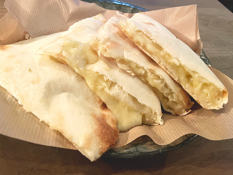 Sajilo Cafe（サジロカフェ）のチーズナン