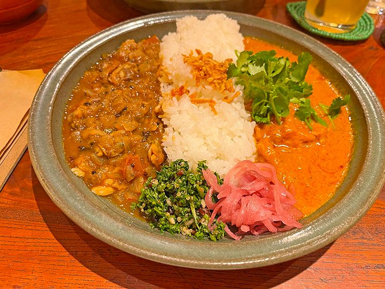 シフク食堂の2種あいがけカレー